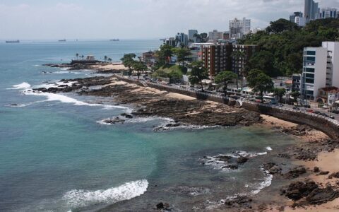 Imagem do post Chuvas de verão levam lixo às praias de Salvador e geram confusão sobre rede de esgoto, diz Embasa
