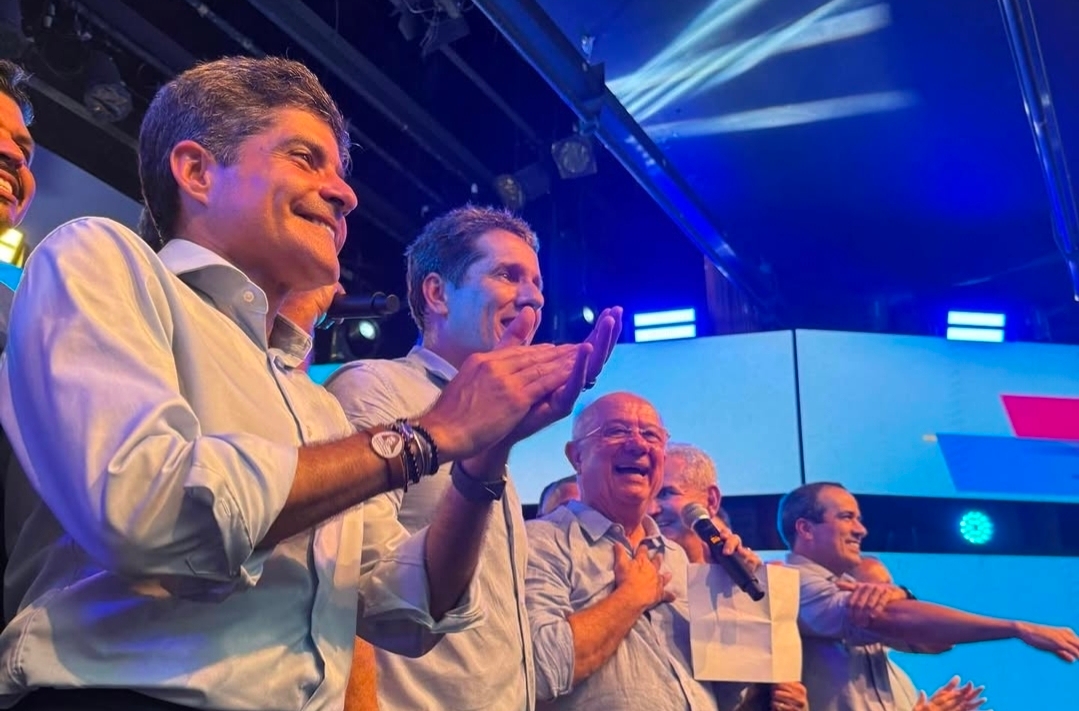 ACM Neto lança candidatura ao governo e faz afagos a Zé Ronaldo