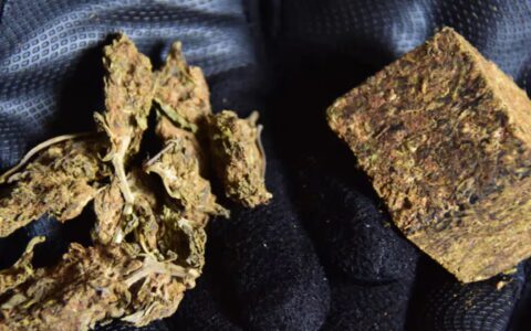 Imagem do post Cantor famoso é detido com maconha no aeroporto; saiba quem é