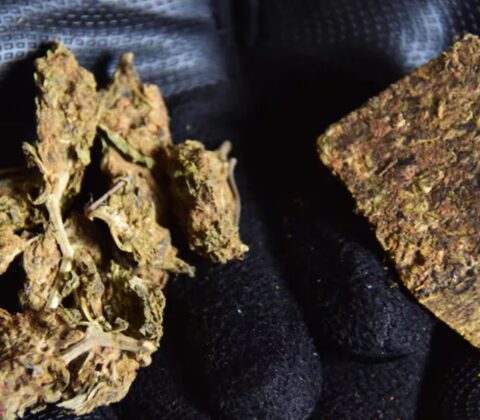 Imagem do post Cantor famoso é detido com maconha no aeroporto; saiba quem é