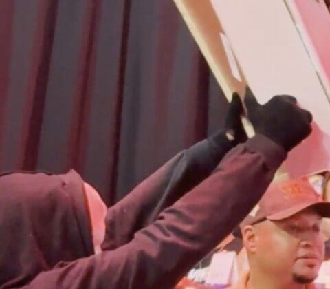 Imagem do post Davi Brito provoca Bambam ao levar caixão para coletiva de luta; assista