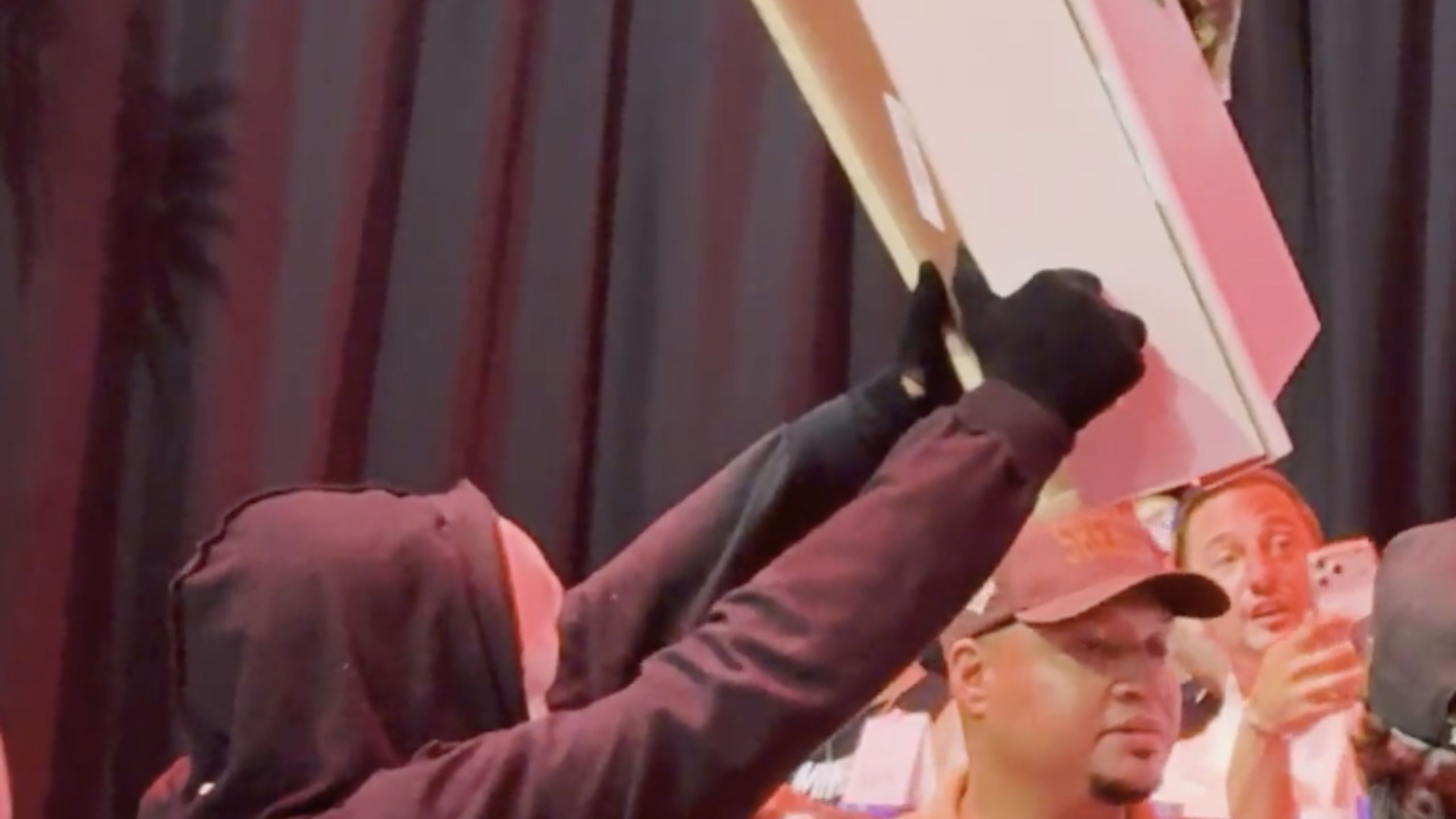 Davi Brito provoca Bambam ao levar caixão para coletiva de luta; assista