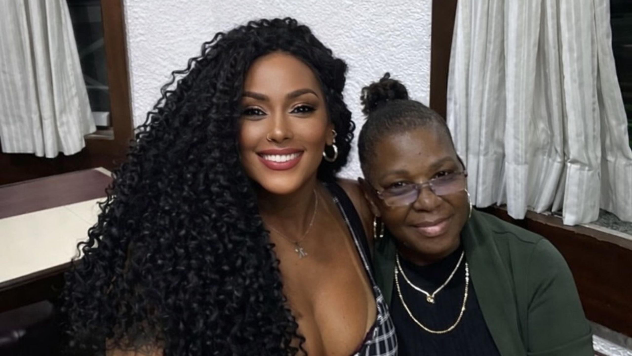 Rosiane Pinheiro revela causa da morte da mãe e desabafa sobre diagnóstico