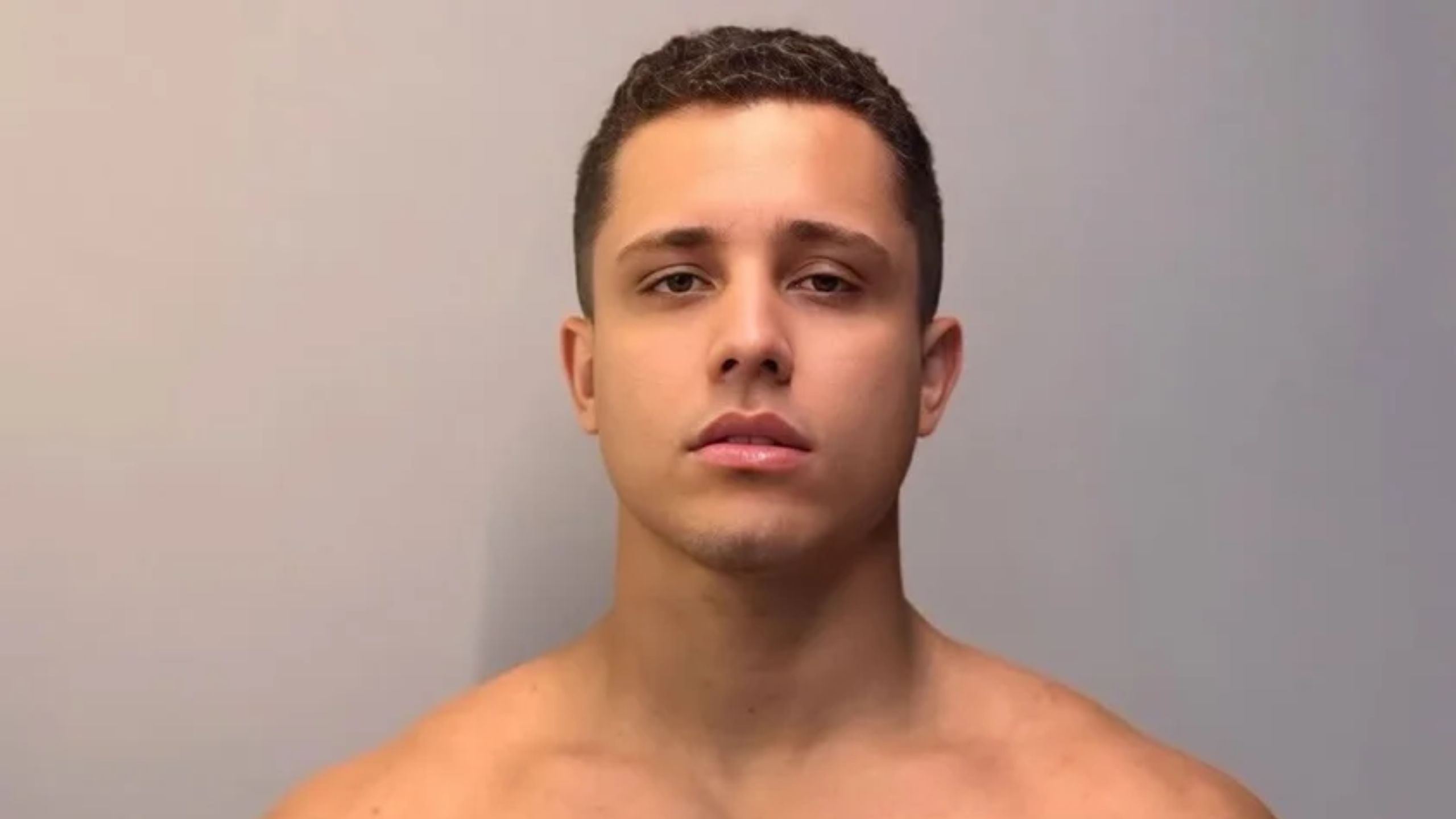 Influenciador invade casa do ex e acaba morto por idoso de 81 anos