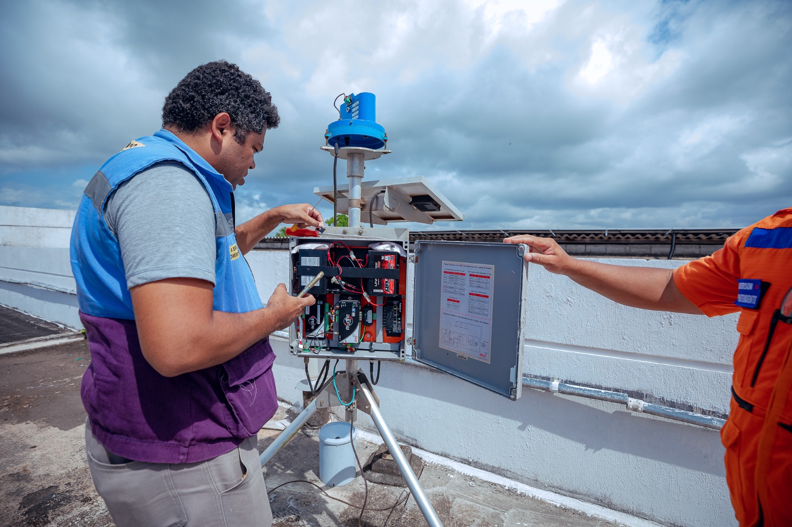 Lauro monitora alerta do Inmet e reforça cuidados com banho de mar durante chuvas
