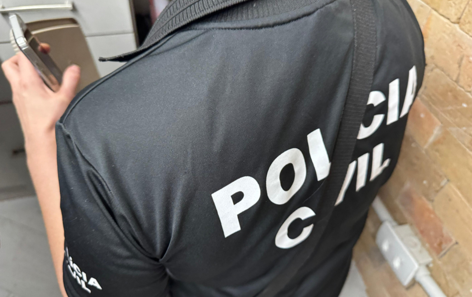 Homem é preso por estupro e produção de conteúdo envolvendo pornografia infantil