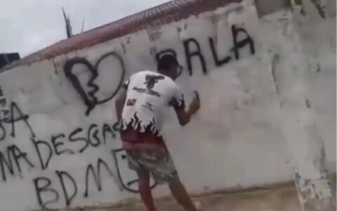 Imagem do post Vídeo: Criminosos picham muros com sigla do BDM e ameaçam policiais