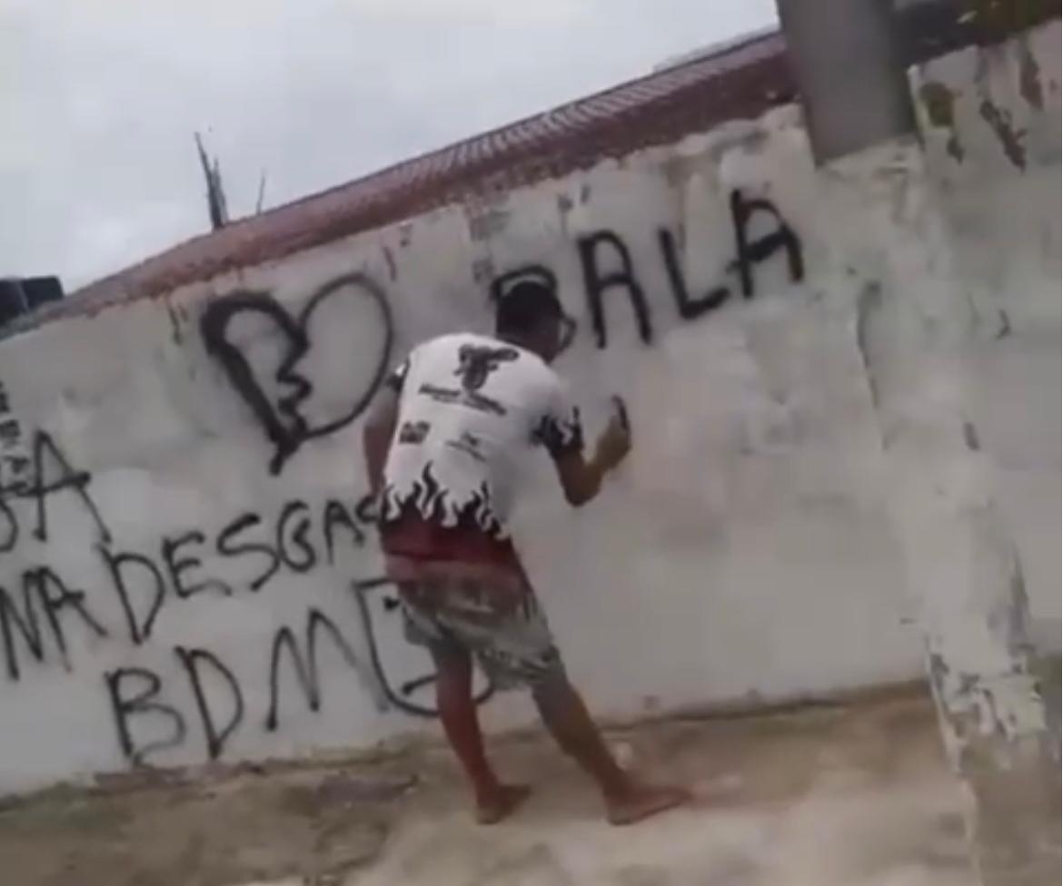 Vídeo: Criminosos picham muros com sigla do BDM e ameaçam policiais
