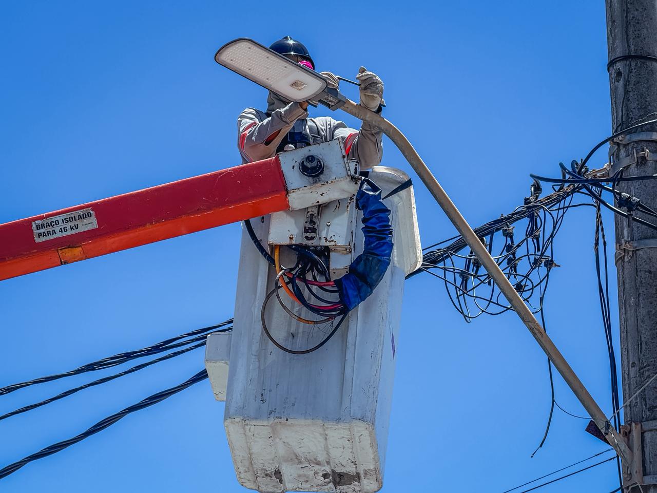 Ipitanga começa a receber nova iluminação em LED em Lauro de Freitas