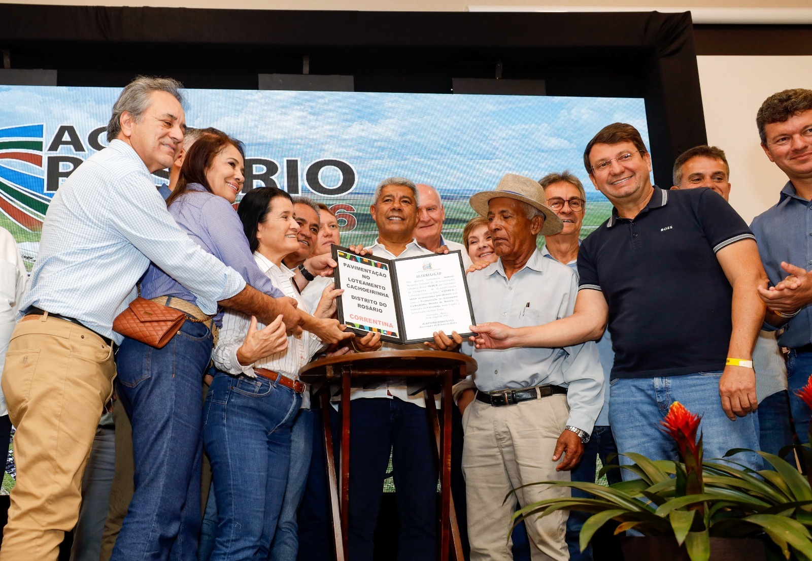 Jerônimo vai à Agro Rosário e entrega obras de segurança e estrada no Oeste