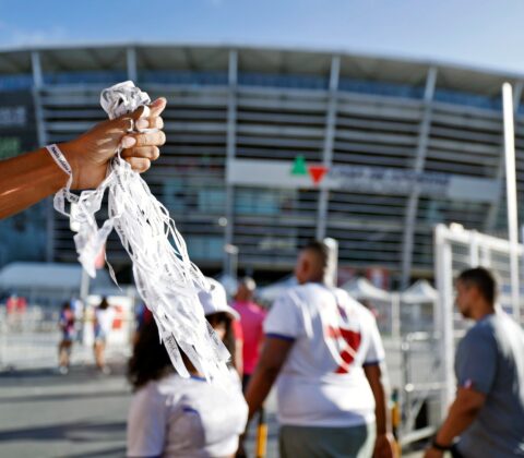 Imagem do post Campanha Laço Branco mobiliza torcedores contra violência de gênero durante final do Baianão