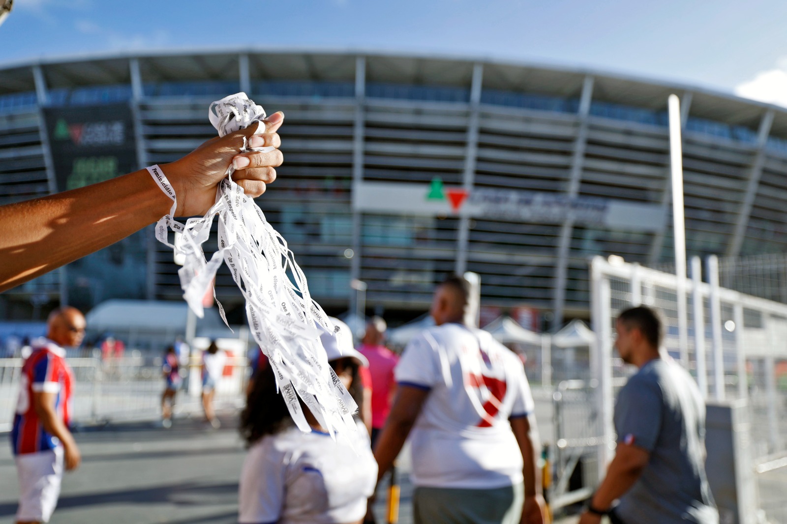 Campanha Laço Branco mobiliza torcedores contra violência de gênero durante final do Baianão