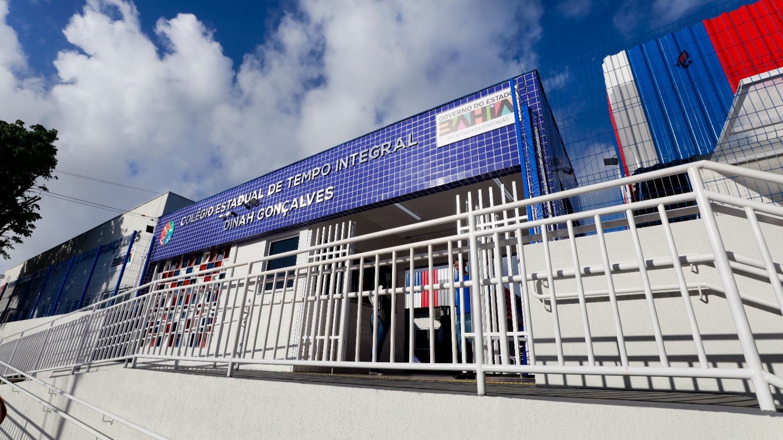 Jerônimo entrega nova escola de tempo integral e reabre CSU reformado em Valéria