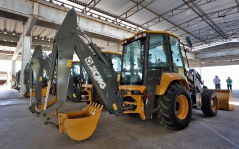 Imagem do post Jerônimo entrega retroescavadeiras a cidades da Bahia e anuncia obra em rodovia