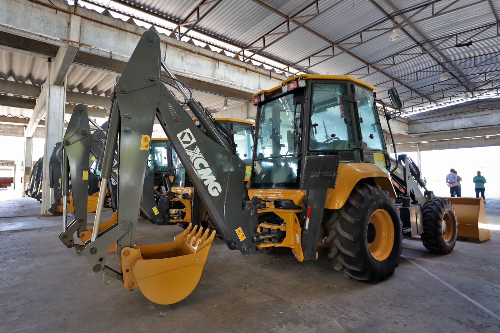 Jerônimo entrega retroescavadeiras a cidades da Bahia e anuncia obra em rodovia