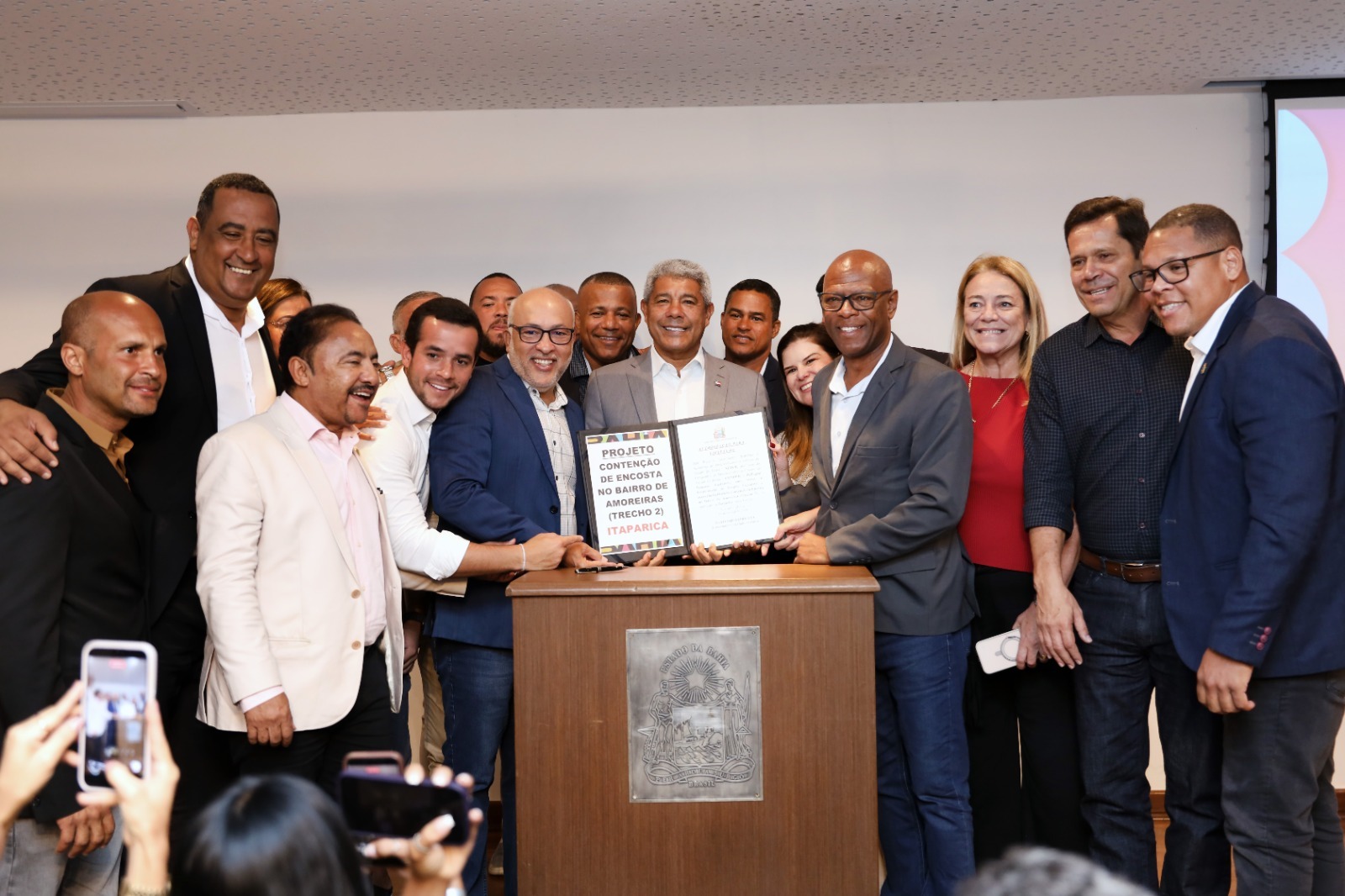 Jerônimo autoriza obras de encostas e macrodrenagem para seis municípios baianos; confira