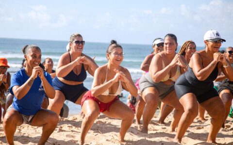 Imagem do post Projeto “Vou à Praia” reúne esporte, saúde e lazer em Buraquinho com presença da prefeita Débora Régis