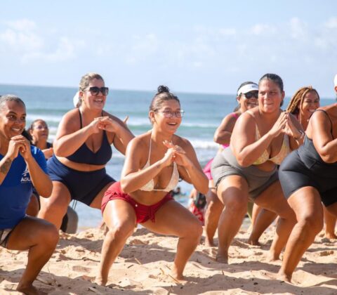 Imagem do post Projeto “Vou à Praia” reúne esporte, saúde e lazer em Buraquinho com presença da prefeita Débora Régis