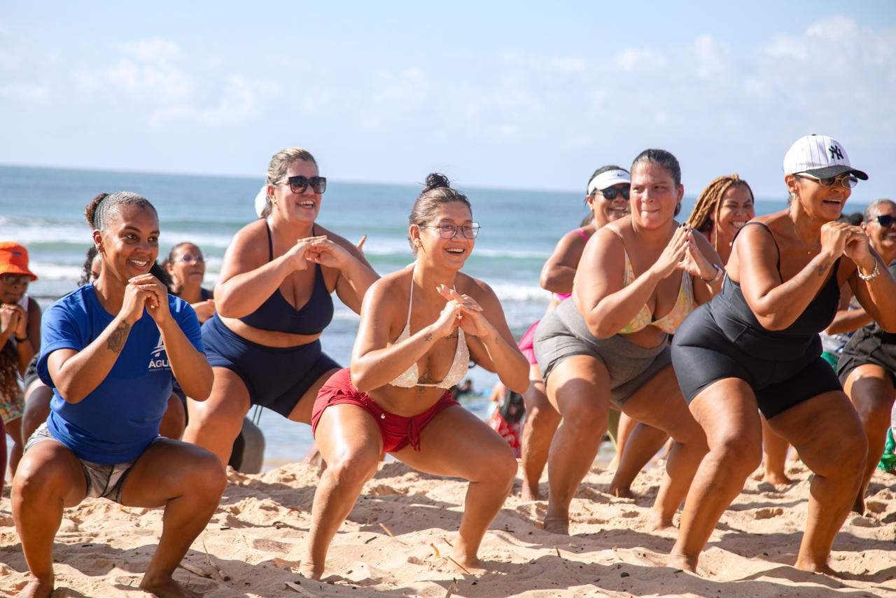 Projeto “Vou à Praia” reúne esporte, saúde e lazer em Buraquinho com presença da prefeita Débora Régis