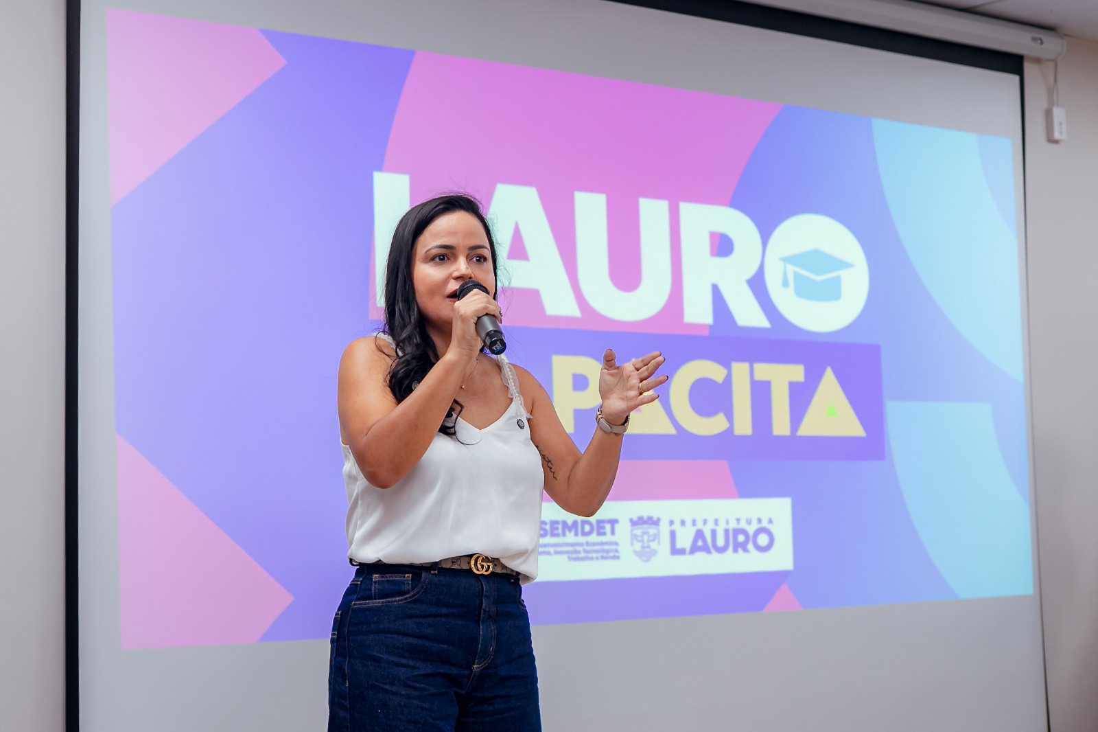 Prefeita Débora Regis acompanha aula inaugural do programa Lauro Capacita no SENAI