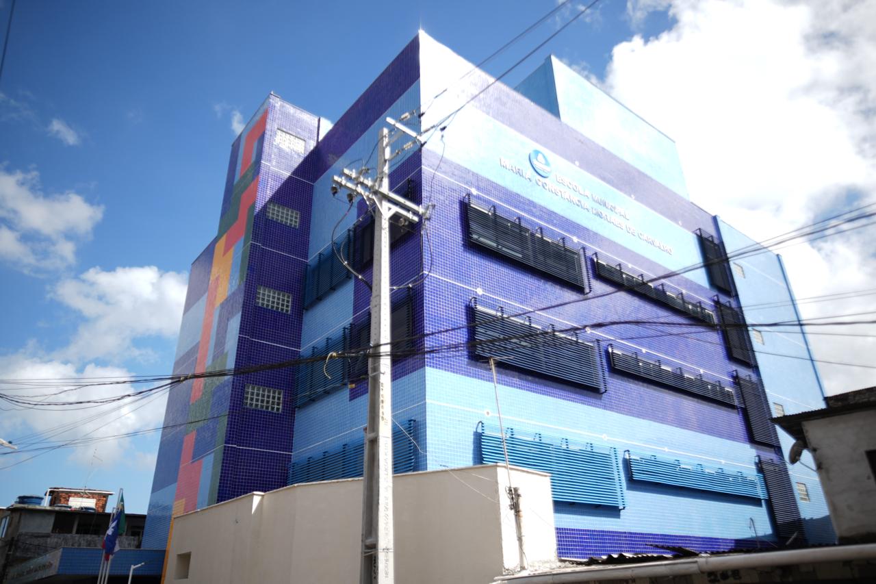 Escola municipal é entregue no Lobato com capacidade para 800 alunos