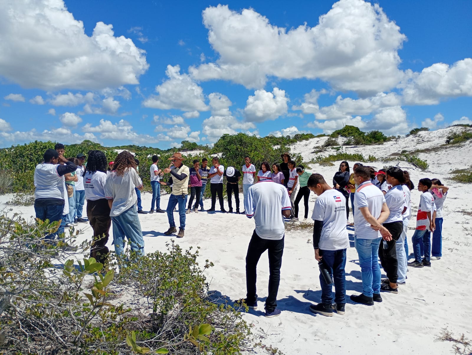 Alunos de Lauro de Freitas exploram o maior parque urbano de dunas do Brasil em celebração à Semana da Água