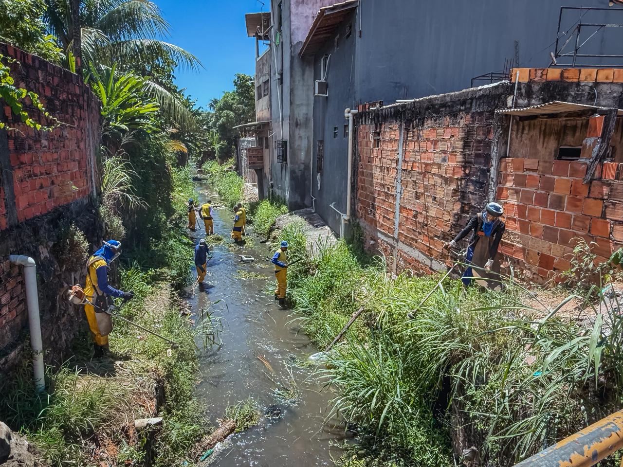Prefeitura de Lauro de Freitas intensifica limpeza do canal do Rio Goró com equipe reforçada