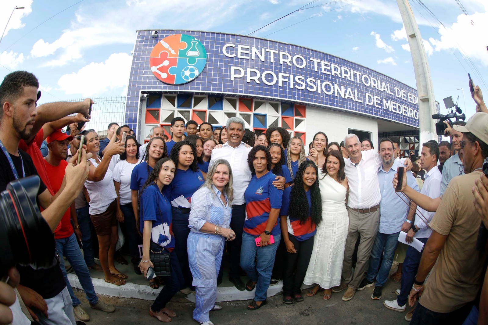 Jerônimo entrega obras e Bahia reúne 200 municípios em fórum das mulheres