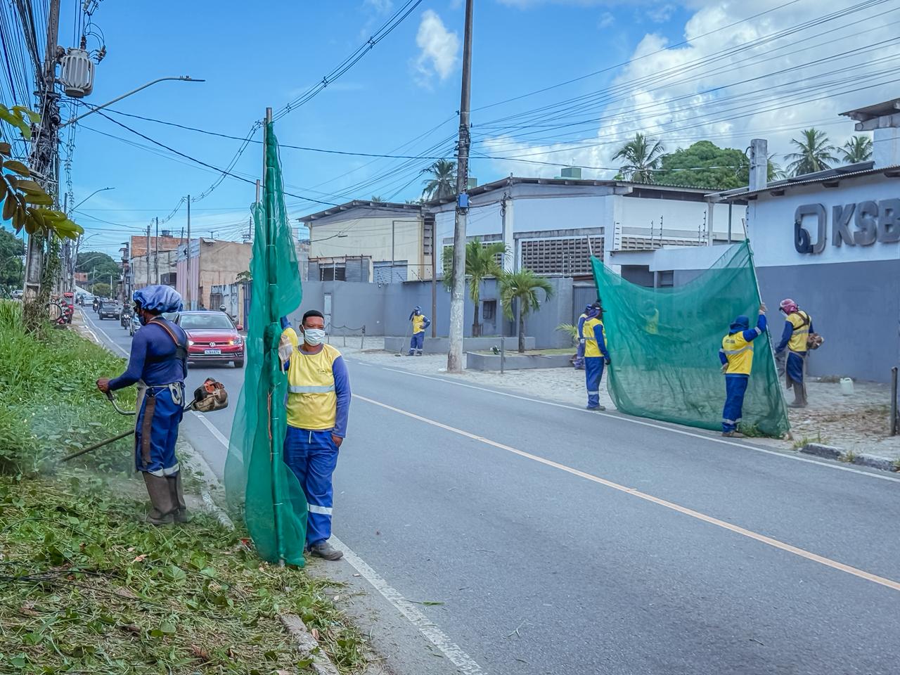 Prefeitura realiza mutirão de limpeza em avenida de Lauro de Freitas