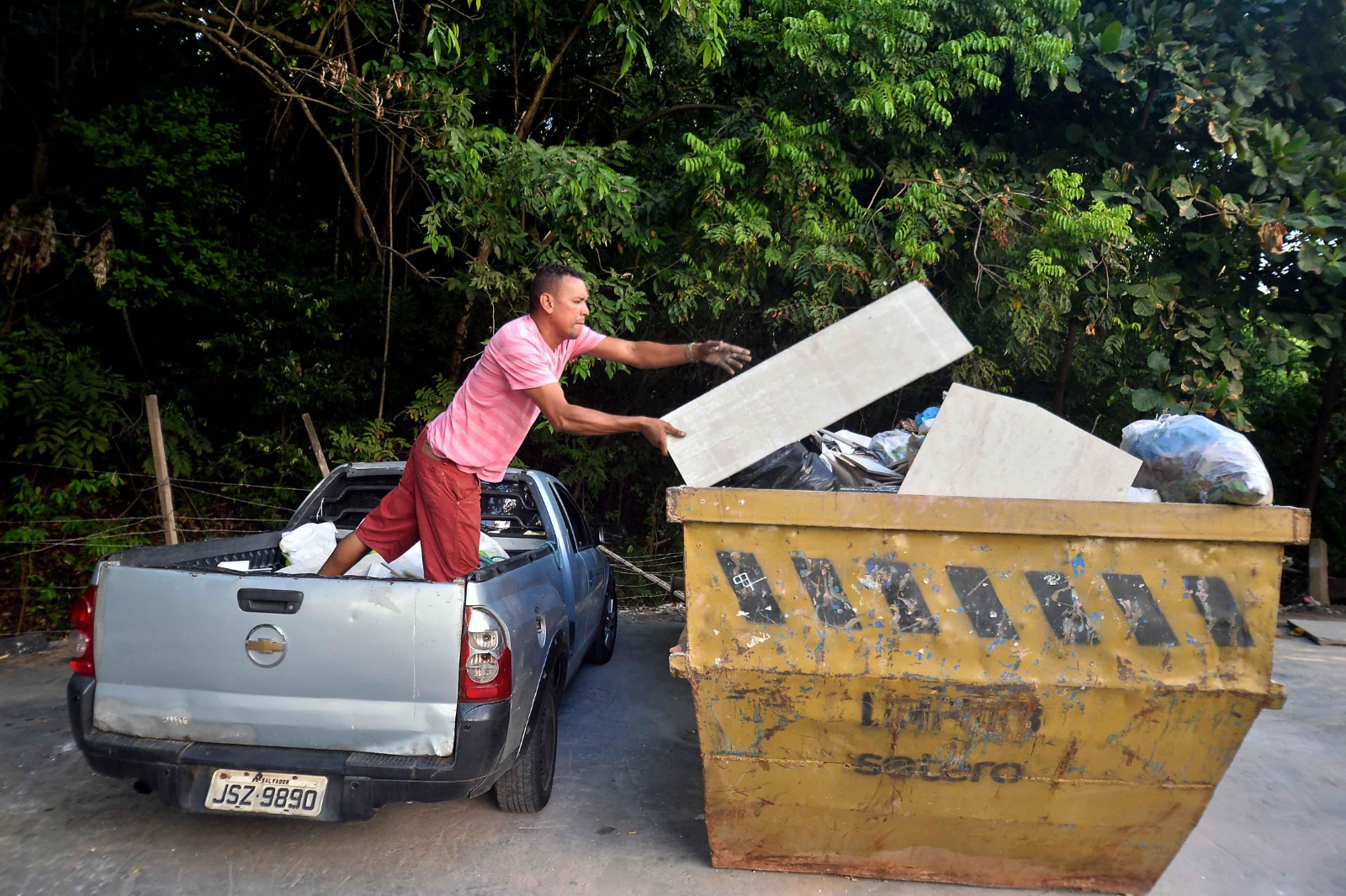 Saiba como descartar entulho da maneira correta em Salvador; procedimento irregular pode gerar multa