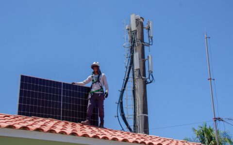 Imagem do post Débora Regis acompanha instalação de energia solar no Parque Ecológico