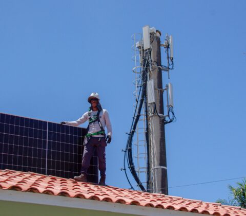 Imagem do post Débora Regis acompanha instalação de energia solar no Parque Ecológico