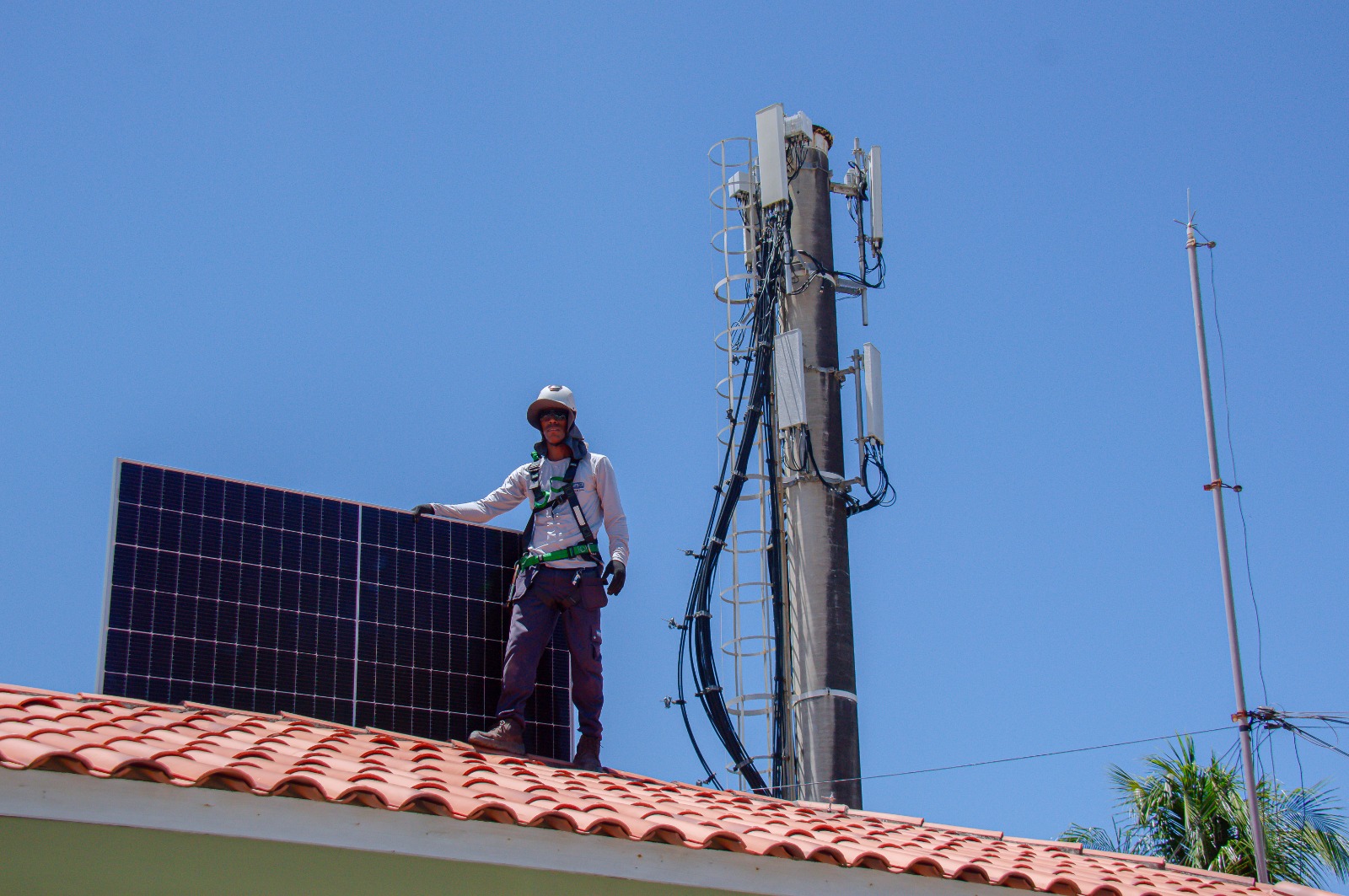 Débora Regis acompanha instalação de energia solar no Parque Ecológico