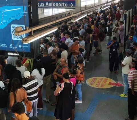 Imagem do post Caos no metrô! Falha elétrica trava Linha 2 e passageiros enfrentam superlotação em Salvador
