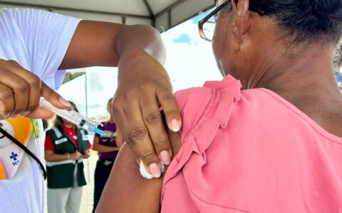Imagem do post Dia D da gripe em Camaçari aplica mais de 2,3 mil doses e reforça alerta para vacinação