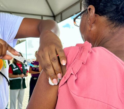 Imagem do post Dia D da gripe em Camaçari aplica mais de 2,3 mil doses e reforça alerta para vacinação