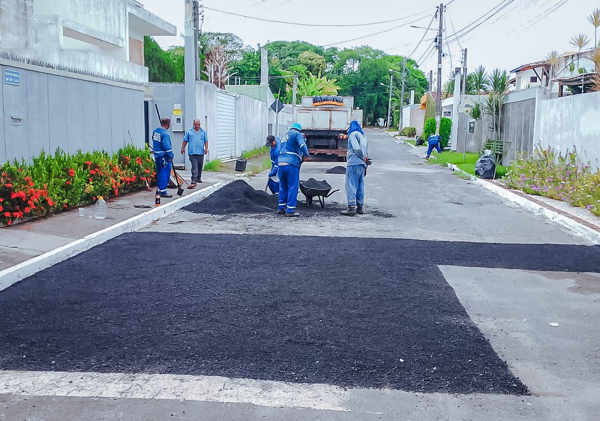 Operação Buraco Zero avança e melhora ruas em Lauro de Freitas