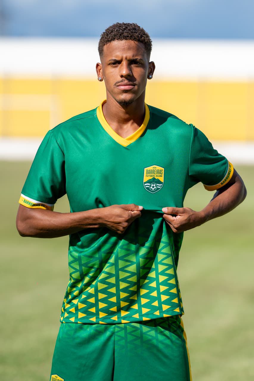 Filho do cantor Flavinho, do Pagod’art, Flávio Jr. assina contrato com o time baiano Barreiras FC