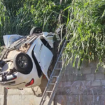 Carro despenca de 17 metros em Salvador e deixa adolescente preso às ferragens