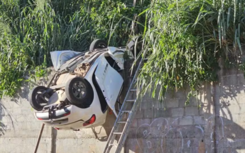Imagem do post Carro despenca de 17 metros em Salvador e deixa adolescente preso às ferragens
