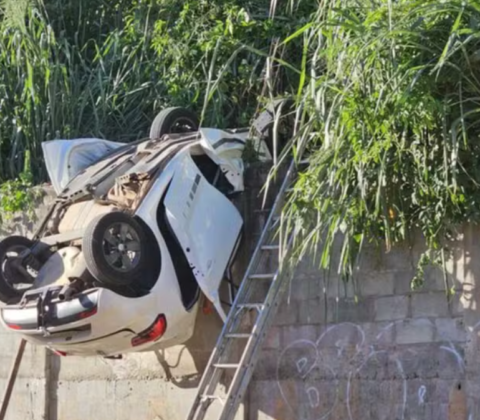 Imagem do post Carro despenca de 17 metros em Salvador e deixa adolescente preso às ferragens