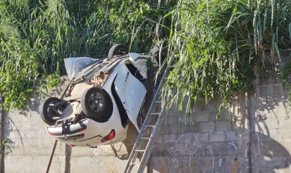 Carro despenca de 17 metros em Salvador e deixa adolescente preso às ferragens