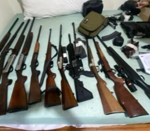 Imagem do post Polícia encontra arsenal com 50 armas e mais de 8 mil munições com investigado por violência doméstica