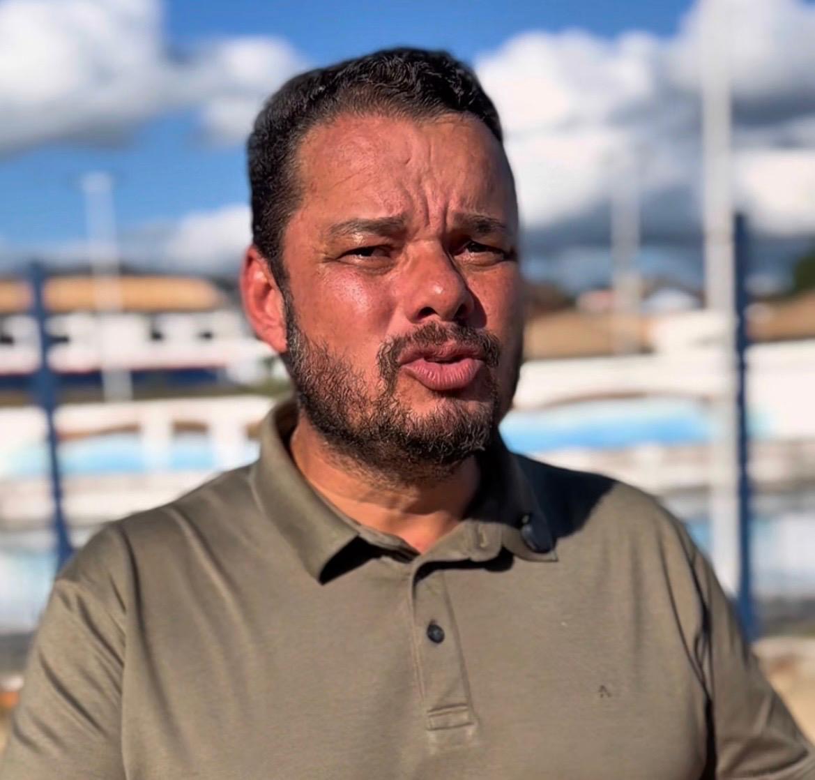 Prefeito de Ubatã desmente vereador sobre atraso em obra: “A parte do governador foi cumprida”