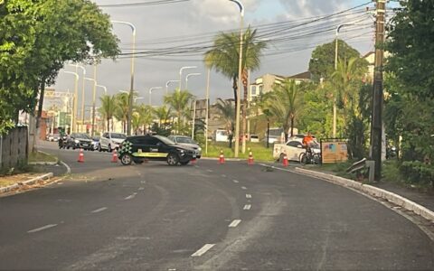 Imagem do post Prefeitura de Lauro de Freitas mobiliza equipe de trânsito após acidente e risco de queda de poste