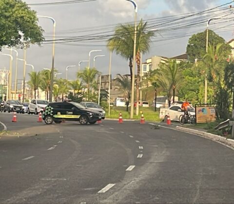 Imagem do post Prefeitura de Lauro de Freitas mobiliza equipe de trânsito após acidente e risco de queda de poste