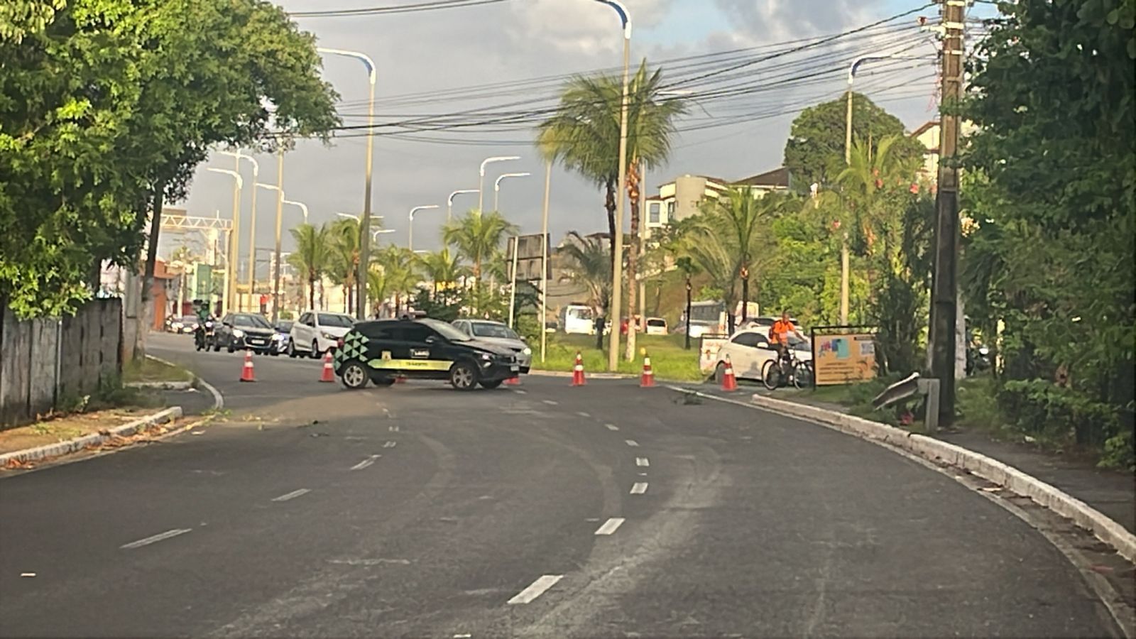 Prefeitura de Lauro de Freitas mobiliza equipe de trânsito após acidente e risco de queda de poste