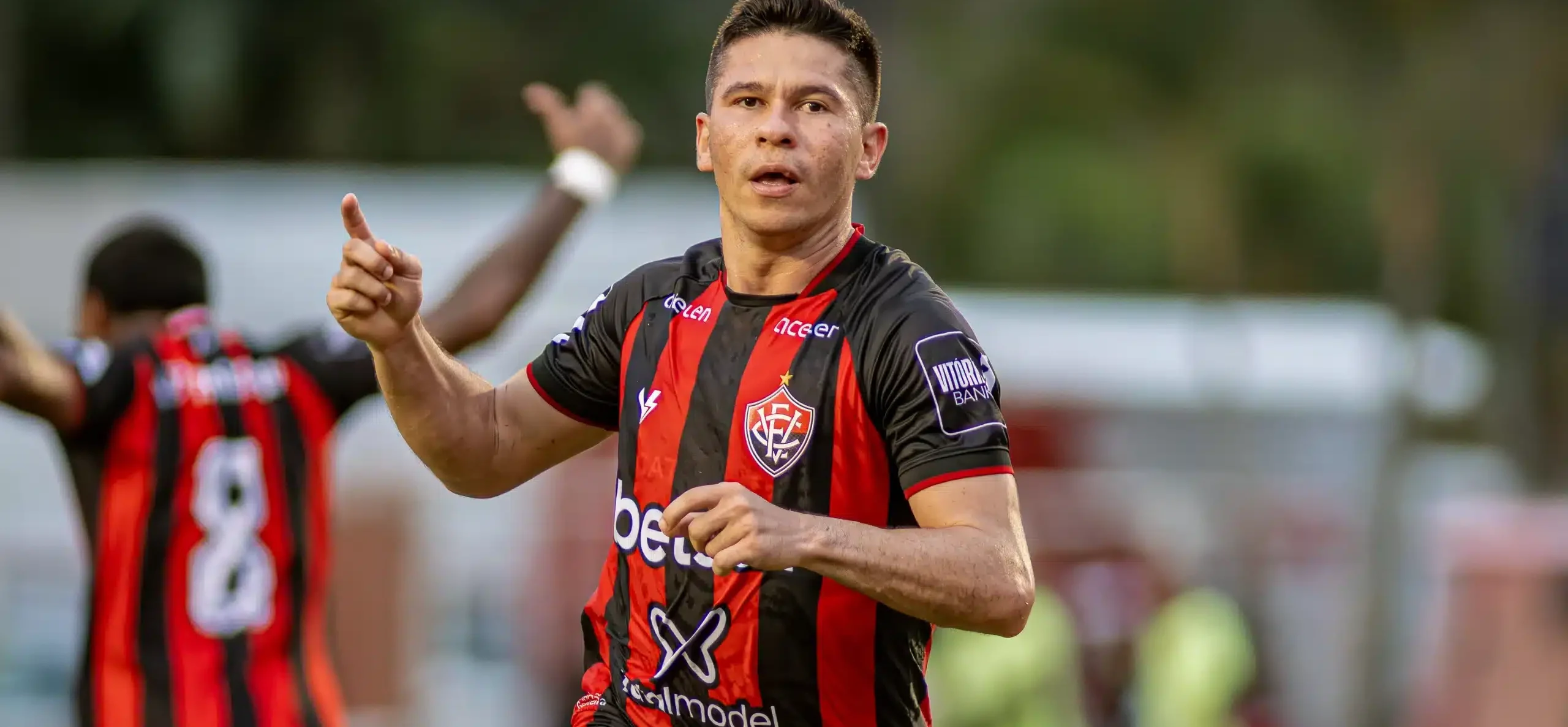 “É força máxima nos dois”: Osvaldo projeta maratona decisiva do Vitória