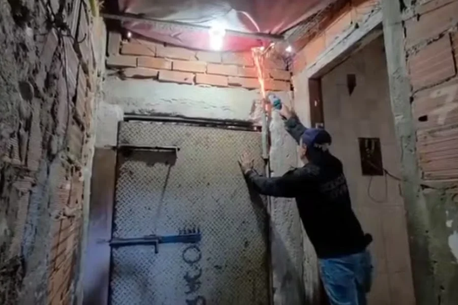 Polícia estoura bunker do CV com porta de 350 kg e prende suspeitos
