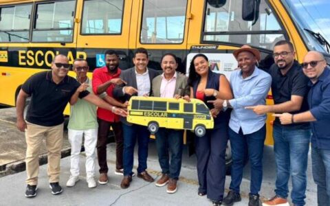 Imagem do post Prefeito de Camamu comemora chegada de novo ônibus escolar e agradece deputado Roberto Carlos